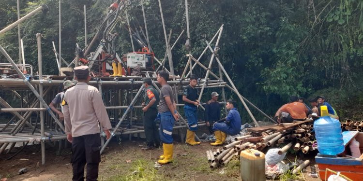 Kabid Humas Polda Jabar : Polisi Monitoring Pengeboran Semple Tanah Pra Proyek Bendungan Matenggeng di Desa Kaso*