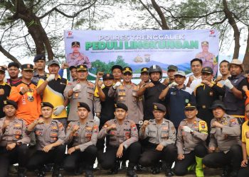 Wujud Peduli Linkungan, Polres Trenggalek Gelar Aksi Bersih-Bersih Sampah Serentak