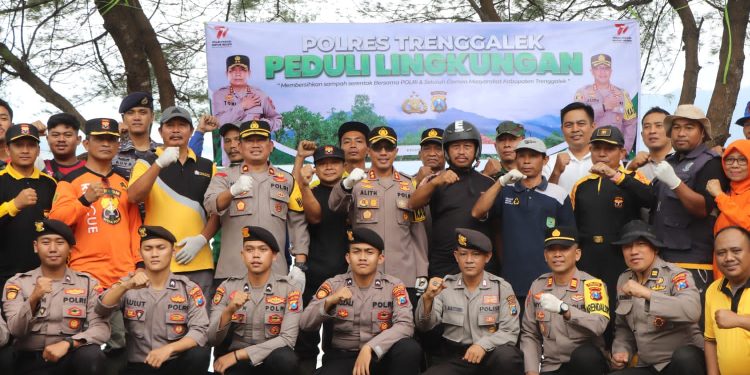 Wujud Peduli Linkungan, Polres Trenggalek Gelar Aksi Bersih-Bersih Sampah Serentak