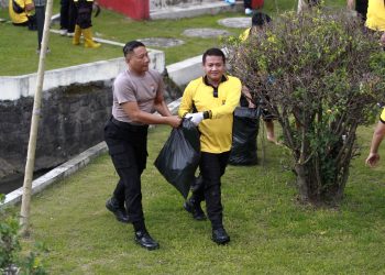 Peduli Lingkungan, Polres Blitar Kota Bersihkan Aliran Sungai