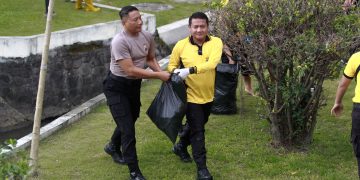 Peduli Lingkungan, Polres Blitar Kota Bersihkan Aliran Sungai
