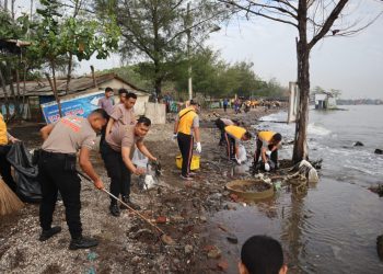 Peduli Lingkungan, Personel Polres Batang Punguti Sampah di Kawasan Pantai