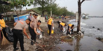 Peduli Lingkungan, Personel Polres Batang Punguti Sampah di Kawasan Pantai