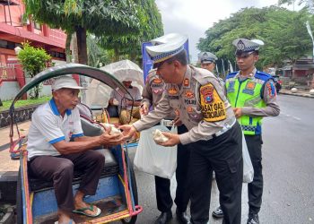 *Kampanyekan Tertib Berlalu Lintas, Satlantas Trenggalek Bagikan Sarapan Pagi Untuk Tukang Becak*