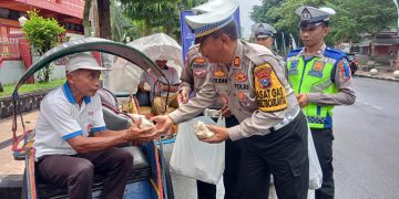 *Kampanyekan Tertib Berlalu Lintas, Satlantas Trenggalek Bagikan Sarapan Pagi Untuk Tukang Becak*