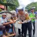 *Kampanyekan Tertib Berlalu Lintas, Satlantas Trenggalek Bagikan Sarapan Pagi Untuk Tukang Becak*