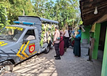 *Asyik, Masyarakat Dapat Sayur Gratis dari Polisi*