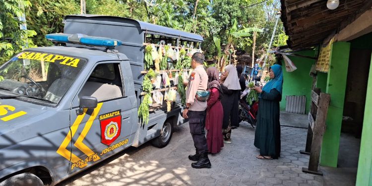 *Asyik, Masyarakat Dapat Sayur Gratis dari Polisi*
