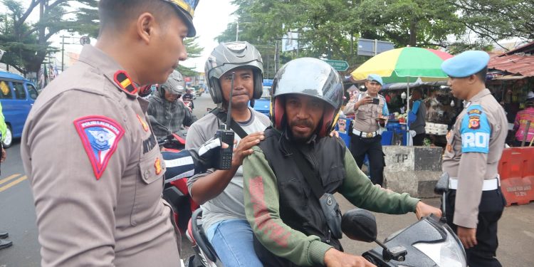 Kabid Humas Polda Jabar : Dalam Ops Patuh Lodaya 2023, Polisi hentikan motor yang lewat. Ada apa?*