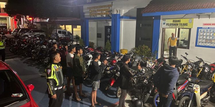 Sebanyak 51 Sepeda Motor dan 4 unit Mobil Terjaring Dalam Razia Operasi Patuh Yang Di Gelar Satlantas Polres  Blitar Kota.