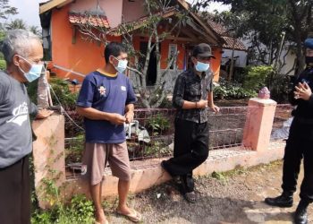 ANTISIPASI KONFLIK SOSIAL,PERSONIL KOMPI 1 BATALYON A PELOPOR SAT BRIMOB POLDA JABAR PATROLI DIALOGIS BERIKAN HIMBAUAN KAMTIBMAS KE PERKAMPUNGAN WARGA*