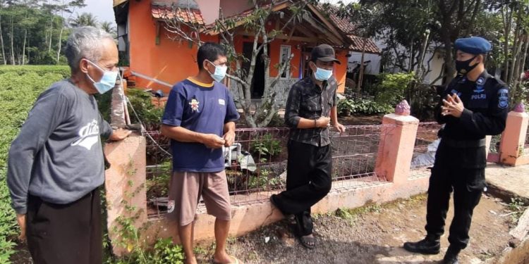 ANTISIPASI KONFLIK SOSIAL,PERSONIL KOMPI 1 BATALYON A PELOPOR SAT BRIMOB POLDA JABAR PATROLI DIALOGIS BERIKAN HIMBAUAN KAMTIBMAS KE PERKAMPUNGAN WARGA*