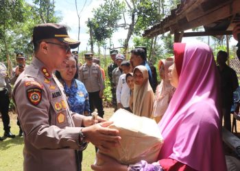 *Kunjungi Warga Kecamatan Pule, Kapolres Trenggalek Serahkan Bansos*
