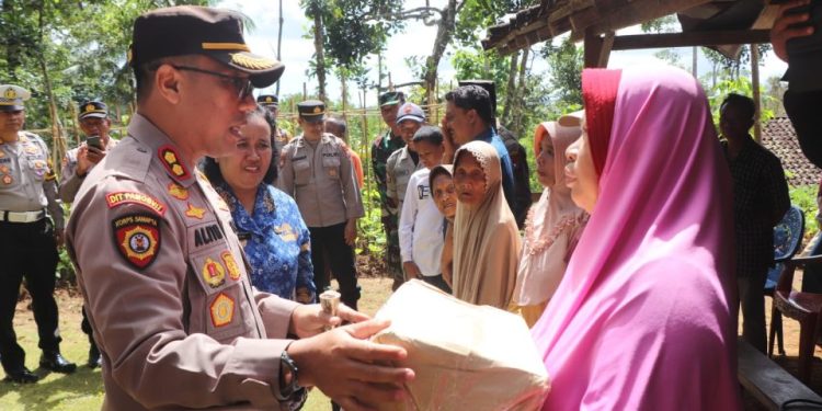 *Kunjungi Warga Kecamatan Pule, Kapolres Trenggalek Serahkan Bansos*
