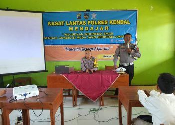 Sat Lantas Polres Kendal Berikan Edukasi Siswa-Siswi SMP IT Robani Tentang Tertib Lalu Lintas