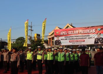 Sebanyak 220 Personil Polres Ngawi Ikuti Apel Gelar Pasukan Pengamanan Menyambut 1 Muharram. Kapolres Himbau Anggota Harus Bersikap Humanis.