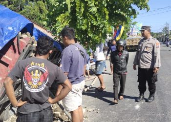 Unit Laka Polres Blitar Kota Datangi TKP Dump Pengakut Tanah Tabrak Pagar Rumah Warga Blitar