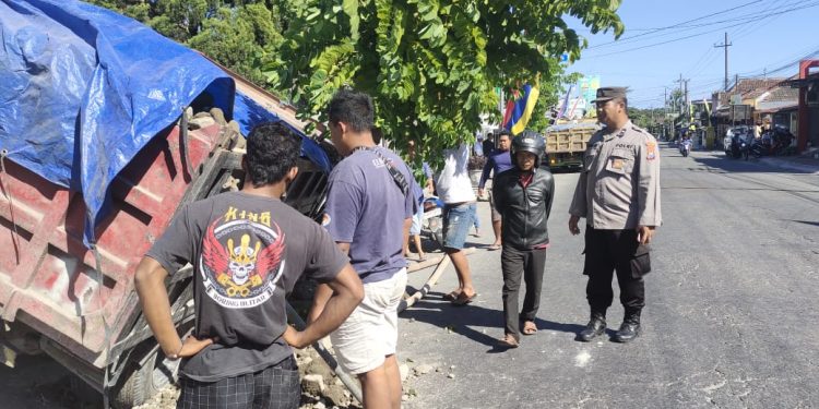 Unit Laka Polres Blitar Kota Datangi TKP Dump Pengakut Tanah Tabrak Pagar Rumah Warga Blitar