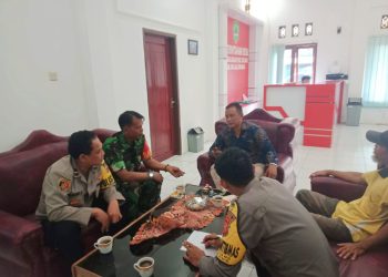 *Kabid Humas Polda Jabar : Sinergitas TNI-Polri di Cikijing Sambangi Kantor Desa, Ajak Perangkat Desa Dalam Menjaga Kamtibmas*
