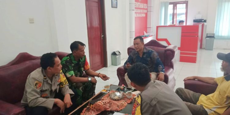 *Kabid Humas Polda Jabar : Sinergitas TNI-Polri di Cikijing Sambangi Kantor Desa, Ajak Perangkat Desa Dalam Menjaga Kamtibmas*