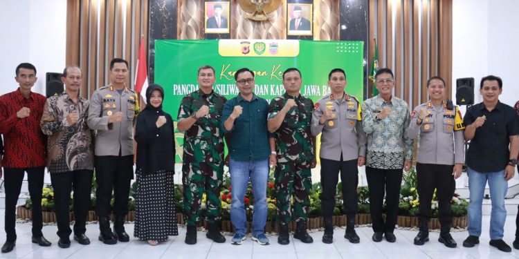 *Kapolres Ciamis Bersama Forkopimda Sambut Kunker Kapolda Jabar dan Pangdam III/Siliwangi di Pendopo Ciamis*