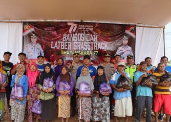 Paket Sembako Disalurkan pada Hari Bhayangkara ke-77 oleh Polres Batang dan Komunitas Trail