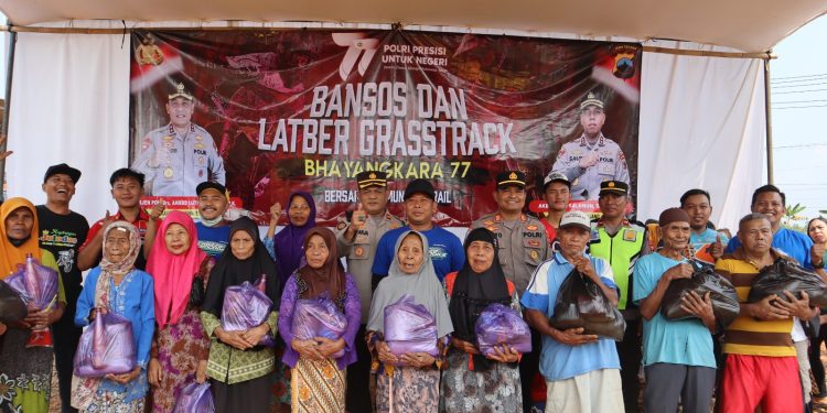 Paket Sembako Disalurkan pada Hari Bhayangkara ke-77 oleh Polres Batang dan Komunitas Trail