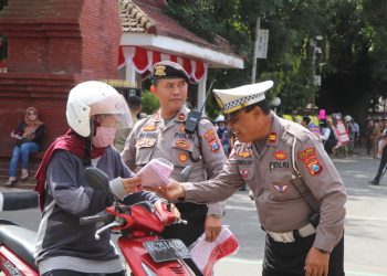 *Dukung Penuh Pencanangan, Pengibaran Dan Pembagian Bendera Merah Putih, Polres Trenggalek Terjunkan Puluhan Personel Pengamanan*