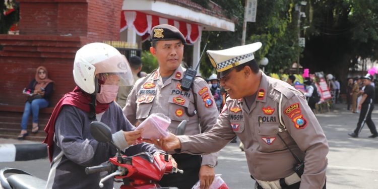 *Dukung Penuh Pencanangan, Pengibaran Dan Pembagian Bendera Merah Putih, Polres Trenggalek Terjunkan Puluhan Personel Pengamanan*
