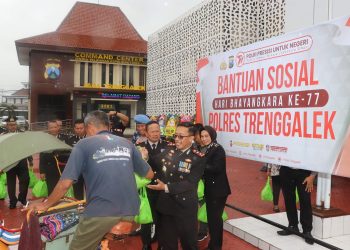 Hari Bhayangkara ke-77 Ratusan Tukang Becak Terima Bansos Kapolres Trenggalek
