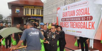 Hari Bhayangkara ke-77 Ratusan Tukang Becak Terima Bansos Kapolres Trenggalek