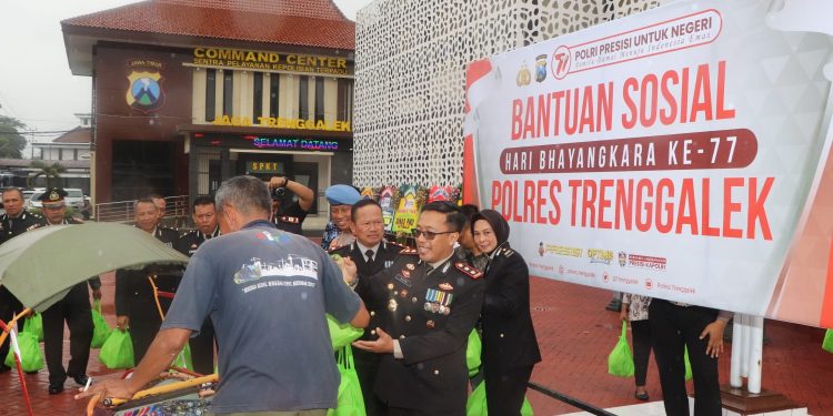 Hari Bhayangkara ke-77 Ratusan Tukang Becak Terima Bansos Kapolres Trenggalek