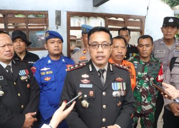 Tinjau Rumah Warga Roboh Terdampak Gempa Kapolres Trenggalek Serahkan Bantuan Sosial