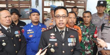 Tinjau Rumah Warga Roboh Terdampak Gempa Kapolres Trenggalek Serahkan Bantuan Sosial