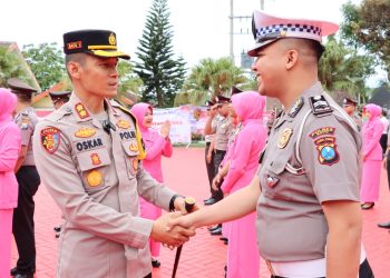 Kapolres Batu Pimpin Langsung Upacara Kenaikan Pangkat 30 Anggota Polres Batu