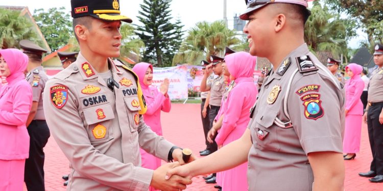 Kapolres Batu Pimpin Langsung Upacara Kenaikan Pangkat 30 Anggota Polres Batu