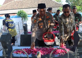 Peringati Hari Jadi Ngawi  ke-665, Kapolres  Mengikuti Ziarah Makam Leluhur