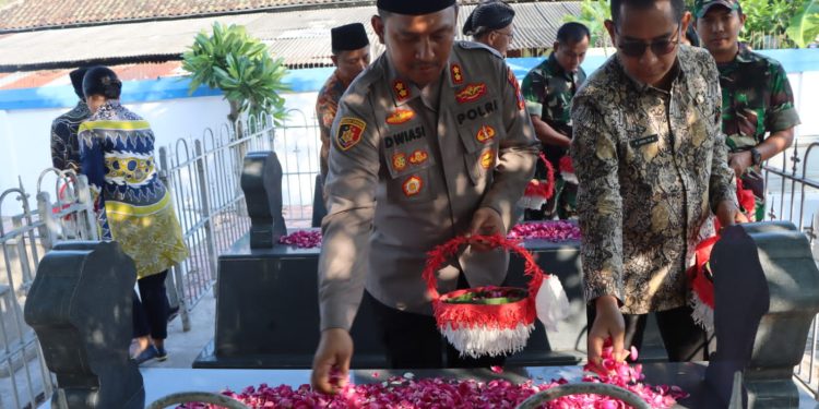 Peringati Hari Jadi Ngawi ke-665, Kapolres Mengikuti Ziarah Makam Leluhur