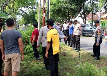 Polres Ngawi Bersama Warga Kerja Bakti Bersihkan Sampah