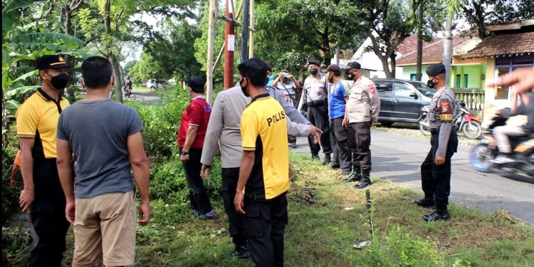 Polres Ngawi Bersama Warga Kerja Bakti Bersihkan Sampah