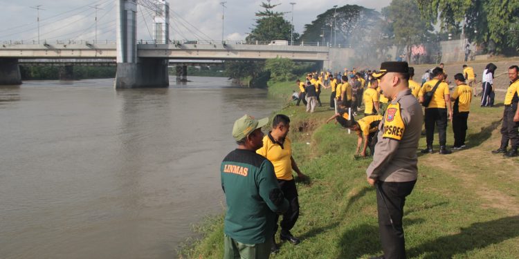 Peduli Lingkungan, Polres Kediri Kota dan Warga Bersih-bersih Sungai Brantas