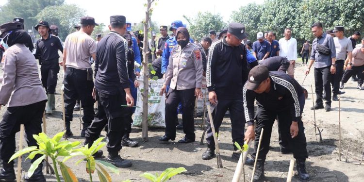 Peduli Lingkungan, Jajaran Polres Pesisir Kendal Bersihkan Sampah Di Pantai Ngebum