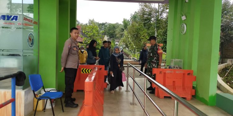 Kabid Humas Polda Jabar : Berikan Rasa Aman, Polisi Patroli di Obwis Waterboom Sumberjaya Cipaku