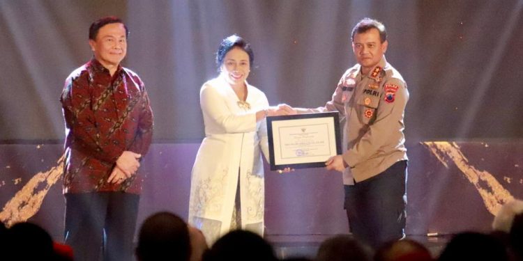 Komitmen Pada Perlindungan Terhadap Anak, Polda Jateng Raih Penghargaan Menteri PPPA bersama beberapa Polda Lain.