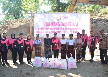 Ketum Bhayangkari Berikan Bantuan Kepada Anak Stunting di Desa Reruwairere