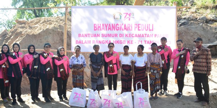 Ketum Bhayangkari Berikan Bantuan Kepada Anak Stunting di Desa Reruwairere
