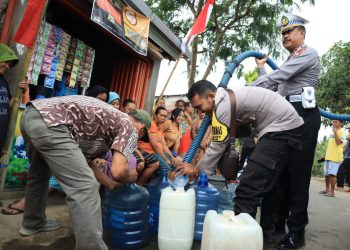 Polres Kediri Kota Distribusikan Bantuan  Air Bersih 20 Truk Tangki Untuk Warga di Kediri