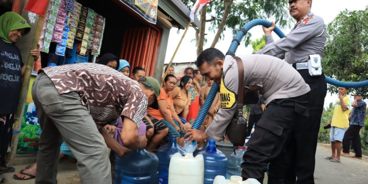 Polres Kediri Kota Distribusikan Bantuan  Air Bersih 20 Truk Tangki Untuk Warga di Kediri