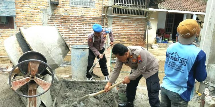 *Wujud Kepedulian. Saat Patroli, Polisi Bantu Warga Yang Sedang Bangun Masjid*