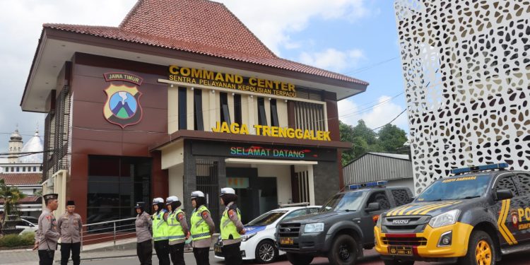 *Patroli Srikandi` Polres Trenggalek Amankan Ibadah Salat Jumat*